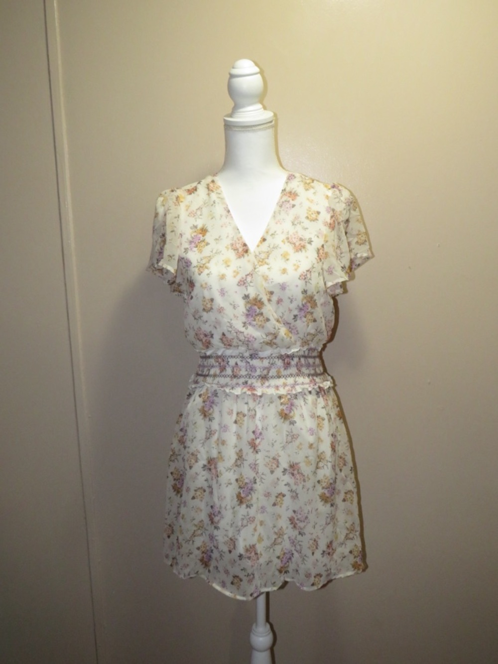 Trixxi Women’s (Juniors) Cream Floral Wrap Mini Dress. Size S